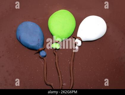 Ballondekoration auf Schokoladenkuchen Stockfoto