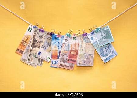 Verschiedene Währungen Banknoten hängen an einer Schnur Stockfoto