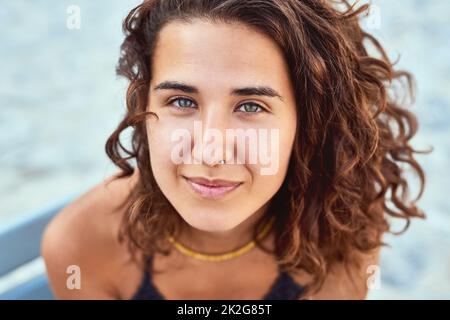 Schönheit am Strand. Ausgeschnittene Aufnahme einer schönen jungen Frau draußen. Stockfoto