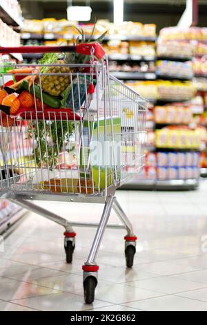 Im Supermarkt. Ein Einkaufswagen mit frischen Lebensmitteln. Stockfoto