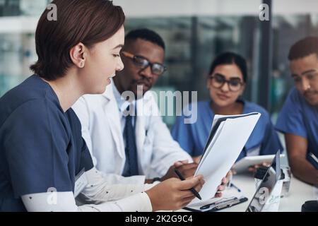 Setzen Sie diese Änderungen um, und wir können sehen. Aufnahme einer Gruppe von Krankenschwestern und Ärzten, die sich treffen. Stockfoto