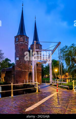 Oostport östliche Tor von Delft in der Nacht. Delft, Niederlande Stockfoto