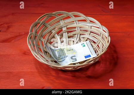 Stillleben von Veränderung, Trinkgeld, Rechnungen im Korb Stockfoto