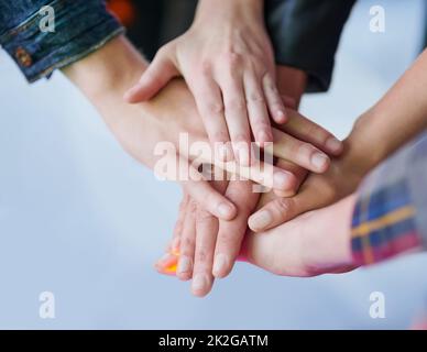 Einen Pakt schließen, um für immer Freunde zu bleiben. Aufnahme einer Gruppe von nicht identifizierbaren Freunden, die einen Pakt schließen, indem sie ihre Hände in einen Stapel legen. Stockfoto