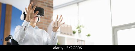 Frau in einer virtuellen Brille im Rollstuhl Nahaufnahme Stockfoto