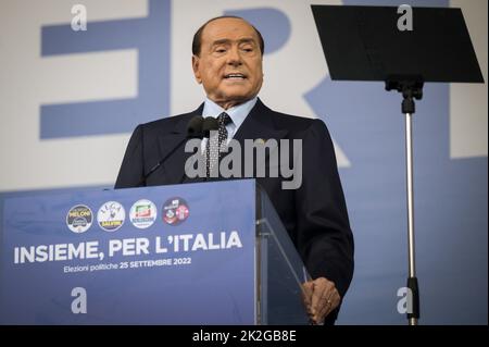 Roma, Italien. 22. September 2022. Silvio Berlusconi, Vorsitzender der Partei Forza Italia (FI), spricht während der Kundgebung. Die Führer der Mitte-Rechts-Koalition versammelten sich am 25. September 2022 auf der Piazza del Popolo in Rom zur politischen Kundgebung ìInsieme per líItaliaî vor den Nationalwahlen. Kredit: SOPA Images Limited/Alamy Live Nachrichten Stockfoto