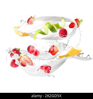 Spritzer Milch schütteln mit fliegenden frischen Früchten auf weißem Hintergrund Stockfoto