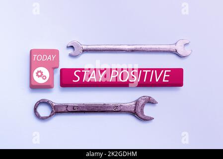 Schreiben, der Text zeigt, bleibt positiv. Geschäftsansatz Erwecken Sie positive Gedanken Sinnen Sie optimistisch und real Stockfoto