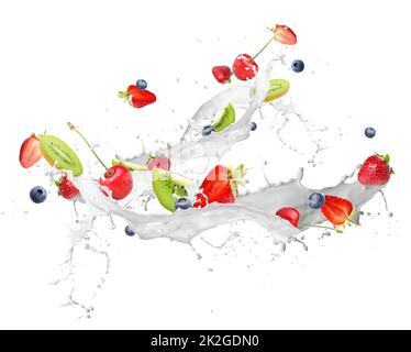 Spritzer süßer Milch schütteln mit fliegenden frischen Früchten auf weißem Hintergrund Stockfoto