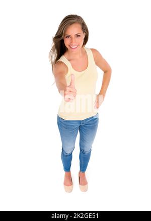 Shes hatte ein lockeres Vertrauen in sie. Aufnahme einer schönen jungen Frau, die vor einem weißen Hintergrund steht. Stockfoto