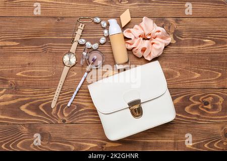 Weibliche Accessoires und Kosmetika auf Holzhintergrund Stockfoto