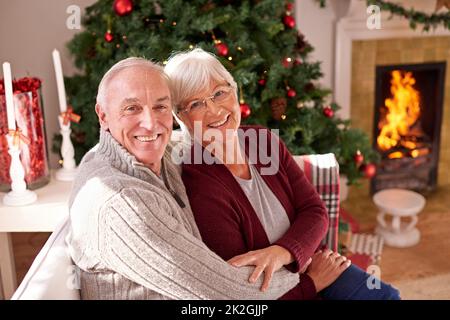 Unsere Liebe wird jedes Jahr zu Weihnachten stärker. Aufnahme eines Paares, das zu Hause Weihnachten gemeinsam teilt. Stockfoto