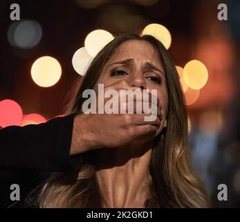 Das hilflose Opfer. Kurzer Schuss einer jungen Frau mit ihren Angreifern über ihren Mund. Stockfoto