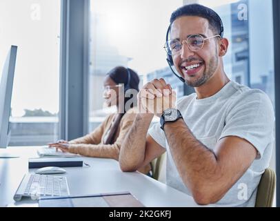 Wir arbeiten wie eine gut geölte Maschine. Aufnahme von Kollegen und Kolleginnen, die in ihrem Büro in einem Callcenter zusammenarbeiten. Stockfoto