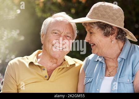 Sie konnte die Sonne in den Schatten stellen und ID dankte ihr. Porträt eines älteren Paares, das die Sonne in ihrem Hinterhof genießt. Stockfoto