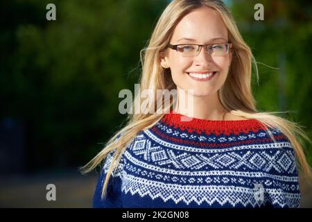 Warm gekleidet und liebend Winter. Aufnahme einer attraktiven jungen Frau, die einen Tag im Freien genießt. Stockfoto