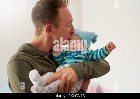 Die Bindung, die sie teilen, ist wirklich etwas Besonderes. Eine kurze Aufnahme eines Vaters, der sich zu Hause mit seinem kleinen Jungen verbunden hat. Stockfoto