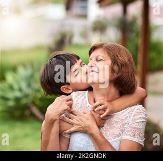 Ich liebe dich, Oma. Kurzer Schuss eines entzückenden kleinen Jungen, der Zeit mit seiner Großmutter verbringt. Stockfoto