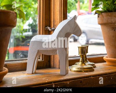 Angelsberg, Schweden - 28. Mai 2022: Ein geschnitztes Pferd aus Holz, traditionelles Symbol der schwedischen Kultur, niedliche Dekoration, Regal- und Inneneinrichtung. woo Stockfoto