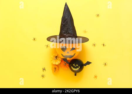 Komposition mit Halloween Ballons und Kürbissen auf farbigem Hintergrund Stockfoto