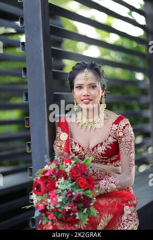 Rote Brautjungfer lehenga Stockfoto