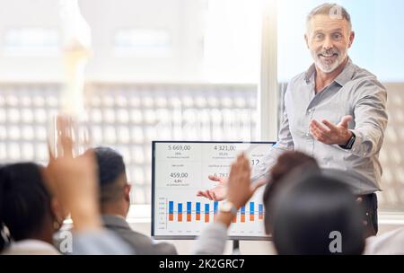 Bitte, Steh auf. Ausgeschnittene Aufnahme eines gutaussehenden, reifen Geschäftsmannes, der eine Präsentation im Konferenzraum vorführt. Stockfoto