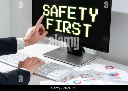 Textschild mit der Aufschrift „Sicherheit zuerst“. Business Showcase Vermeiden Sie unnötige Risiken sicher leben Vorsicht walten lassen Stockfoto