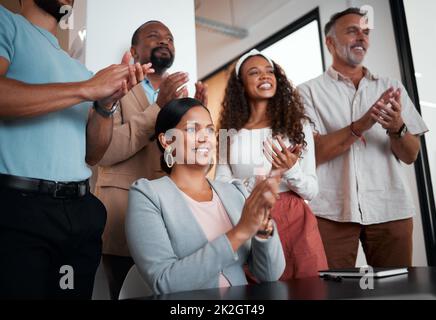 Waren so glücklich, Sie an Bord zu haben. Aufnahme einer Gruppe von Geschäftsleuten, die applaudieren. Stockfoto