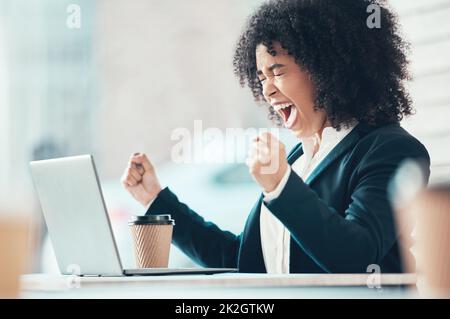 Es funktioniert einfach nicht. Aufnahme einer attraktiven jungen Geschäftsfrau, die allein im Büro sitzt und sich ärgerlich fühlt, während sie ihren Laptop benutzt. Stockfoto