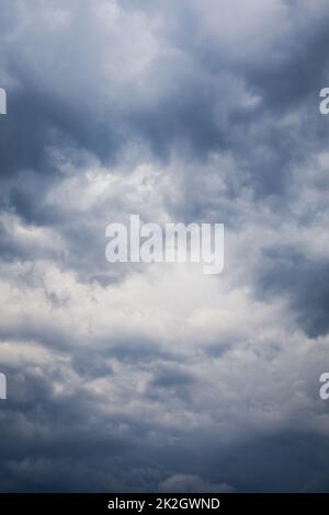 Schöner und beeindruckender Himmel mit blauen Gewittern vor dem Sturm. Dramatischer Himmelshintergrund, Platz für Inschriften. Stockfoto