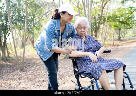 Asiatische ältere oder ältere alte Dame Frau Patientin im Rollstuhl im Park, gesund starke medizinische Konzept Stockfoto