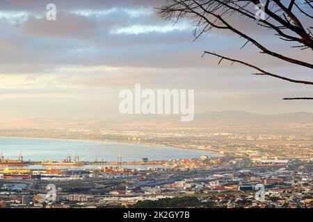 Blick auf Kapstadt. Ein Blick von oben auf die Stadt Kapstadt, Südafrika an einem bewölkten Tag. Stockfoto