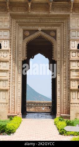 Schnitzereien auf Hathi Pol Eingangstor von Taragarh Fort, Bundi, Rajasthan, Indien. Stockfoto