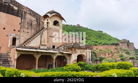 Garten im Fort von Taragarh und Ruined Palace, Taragarh Fort, Bundi, Rajasthan, Indien. Stockfoto