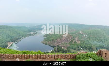 Blick auf Jait Sagar von Bhim Burj, Taragarh Fort, Bundi, Rajasthan, Indien. Stockfoto