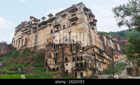 Blick auf Garh Palace vom Eingang des Fort, Taragarh Fort Palace, Bundi, Rajasthan, Indien. Stockfoto