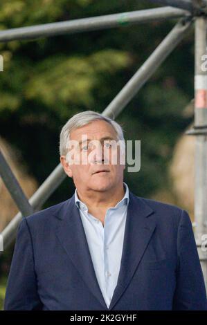 Roma, Italien. 22. September 2022. Antonio Tajiani, Vizepräsident von Forza Italia, sah sich auf der Bühne warten. Die Führer der Mitte-Rechts-Koalition versammelten sich am 25. September 2022 auf der Piazza del Popolo in Rom zur politischen Kundgebung ìInsieme per líItaliaî vor den Nationalwahlen. (Foto von Valeria Ferraro/SOPA Images/Sipa USA) Quelle: SIPA USA/Alamy Live News Stockfoto