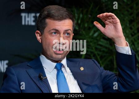 Austin, TX, USA. 22. September 2022. Der US-Verkehrsminister PETE BUTTIGIEG eröffnet das Texas Tribune Festival 2022 mit einem Interview mit dem Tribune-Redakteur Evan Smith (nicht gezeigt) im historischen Paramount Theatre in der Innenstadt von Austin. Buttigieg ist das erste offen schwule Kabinettsmitglied in der Geschichte der USA. (Bild: © Bob Daemmrich/ZUMA Press Wire) Stockfoto