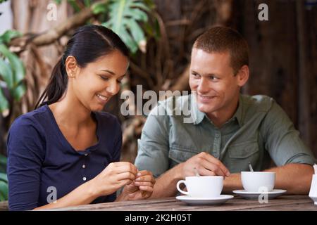 Er kann seine Augen nicht von ihr fernhalten. Ein junges Paar trinkt Kaffee in einem Restaurant. Stockfoto