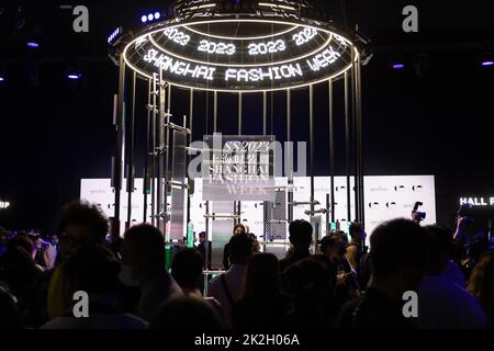 SHANGHAI, CHINA - 22. SEPTEMBER 2022 - Zuschauer beobachten die SS 2023 Shanghai Fashion Week in Shanghai, China, 22. September 2022 Stockfoto