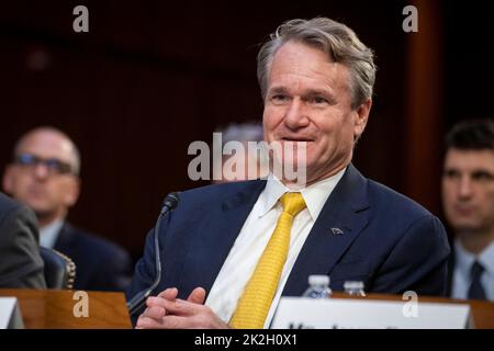 Brian Moynihan, Chairman und CEO der Bank of America, beantwortet Fragen während einer Anhörung des Senatsausschusses für Banken, Wohnungsbau und Stadtangelegenheiten, bei der die größten Banken des Landes im Hart Senate Office Building in Washington, DC, USA, am Donnerstag, den 22. September, untersucht wurden. 2022. Foto von Rod Lampey/CNP/ABACAPRESS.COM Stockfoto