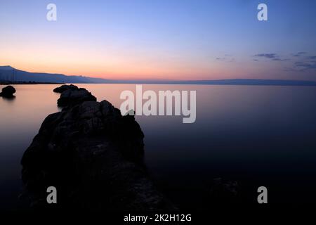 Die Schattierungen der blauen Farbe in der Morgendämmerung. Wenn ein neuer Tag anbricht, ändern sich die Farben jede Sekunde. Stockfoto