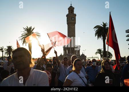 Izmir, Türkei - 15. Juli 2022: 15. Juli Tag der Demokratie in der Türkei Izmir. Poeple hält türkische Flaggen auf dem Konak-Platz in Izmir und vor dem KIS Stockfoto