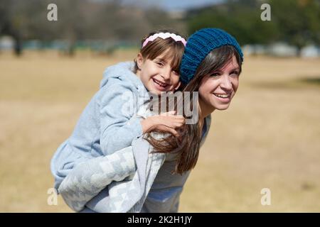 Das Zusammensein ist alles, was zählt. Porträt einer Mutter und Tochter, die sich im Park verbinden. Stockfoto