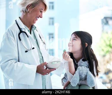 Was ist das? Doc. Aufnahme eines kleinen Mädchens, das in der Klinik eine Untersuchung bekommt. Stockfoto