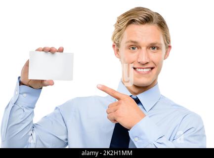 Haben Sie meine neueste Visitenkarte gesehen? Aufnahme eines hübschen jungen Geschäftsmannes, der allein im Studio steht und auf eine Promotion zeigt. Stockfoto