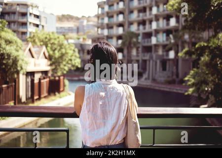 Es gibt so viel zu schätzen in dieser wunderschönen Stadt. Ausgeschnittene Aufnahme einer unkenntlichen Frau, die tagsüber die Stadt alleine erkundet. Stockfoto