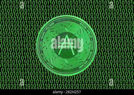 Grüner Binärcode und eine wertvolle grüne ada-Münze aus cardano Crypto-Währung direkt Stockfoto