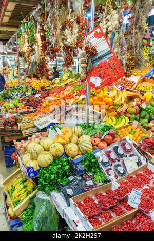 Obstmarkt mit bunten Obst und Gemüse Stockfoto