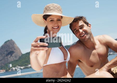 Es sind nur sie und das offene Meer. Ein attraktives junges Paar auf einer Yacht, das ein Bild von sich selbst macht. Stockfoto